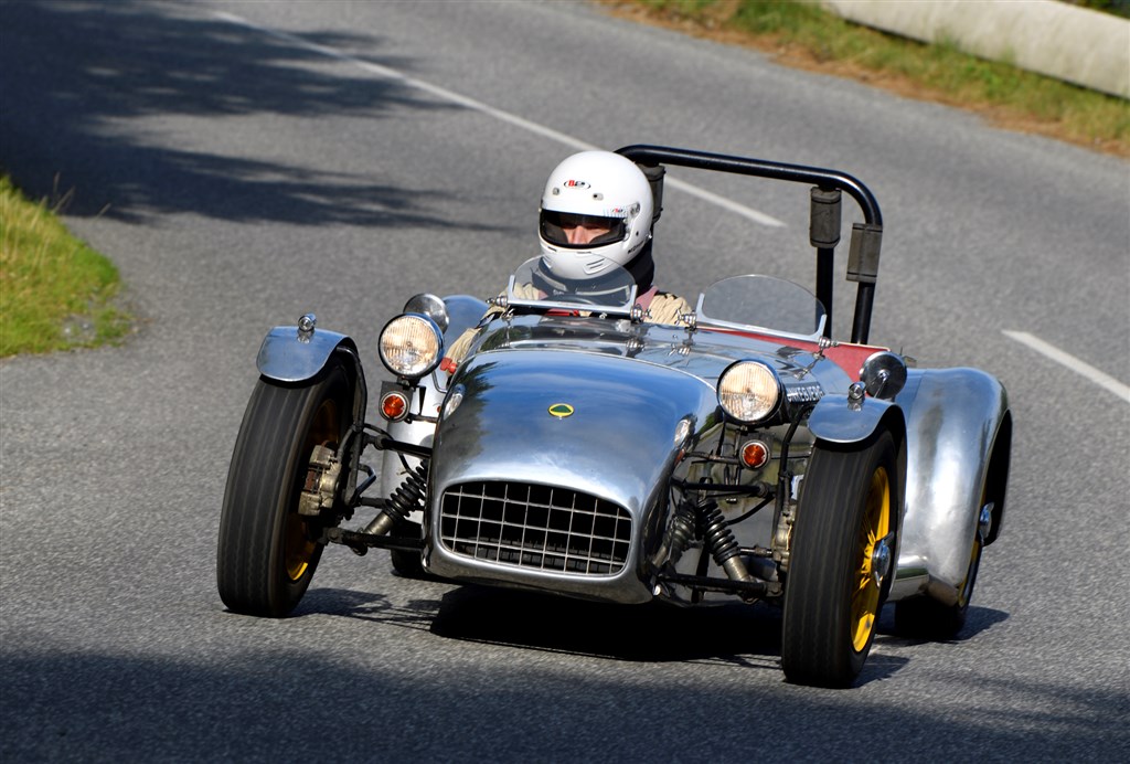 En af de flotteste biler i Munkebjerg Hillclimb er denne Lotus Seven S1 fra 1960 kørt af Mads Nygaard. Lotus Seven er det nærmeste, man kommer på en formelracer med nummerplader.
(Foto: Intercom, Michael Eisenberg)